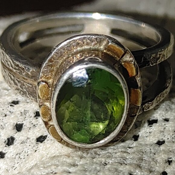 Sterling Silver Green Gemstone Ring Size 8.5 Intricate Band Design - Picture 1 of 12